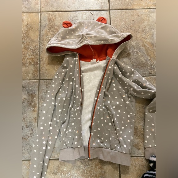 Seven (7) sweater/hoodies - Picture 4 of 8